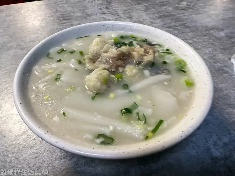 【馬祖食記】阿妹的店鼎邊糊 - 來自福州的特色小吃，湯內有滿滿的鮮魚燕餃和魚丸