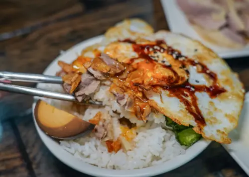 宜蘭礁溪「合鴨米灶腳」鴨肉飯創新三吃！DHA鴨蛋與皮蛋辣椒打造升級版美味。