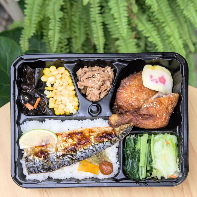 紅蕃茄250元三拼氣派組合便當，主菜包含薄鹽鯖魚、炸雞腿與日本大阪風味燒肉，搭配多樣化配菜，色彩豐富，視覺效果氣派，深受公司團體與工地開幕喜愛。