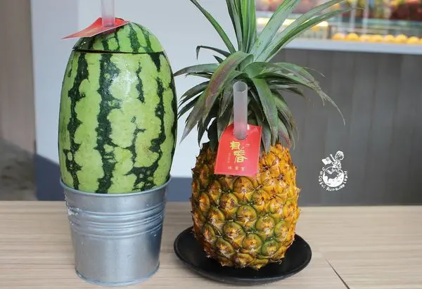 【台中。美食】有春冰菓室 // 創意果汁，整顆西瓜、鳳梨直接拿起來喝