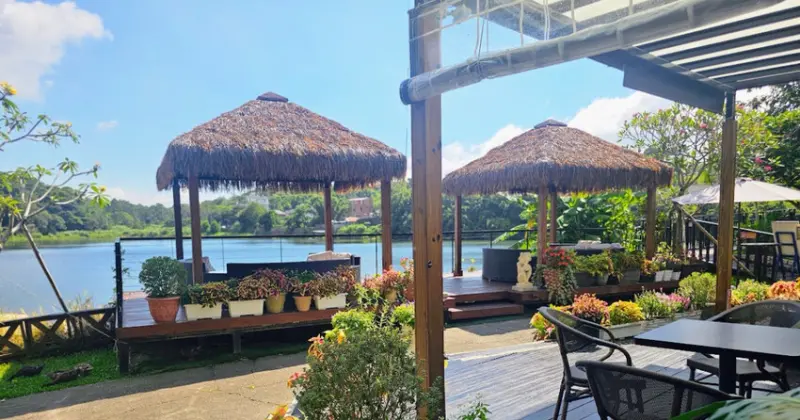 苗栗三義寅藏版南洋秘境！映象水岸湖畔下午茶雙人套餐，夕陽天鵝船超放鬆。