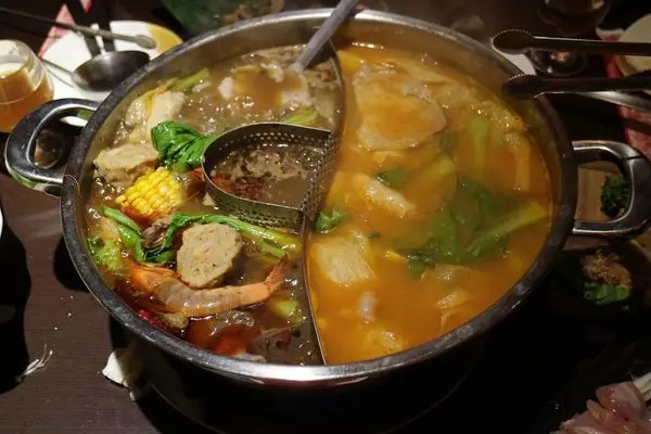 高雄左營區=<食>川堂紅成都麻辣火鍋專賣店~預約制+人頭套餐制+火鍋界無菜單料理~讓尖尼好喜歡=