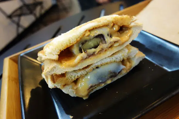 台南最夯宵夜美食 T&F手作吐司 宵夜熱壓吐司 吐司壓邊的香脆酥硬 香濃顆粒的花生醬 QQ飽滿爆漿內餡!!!