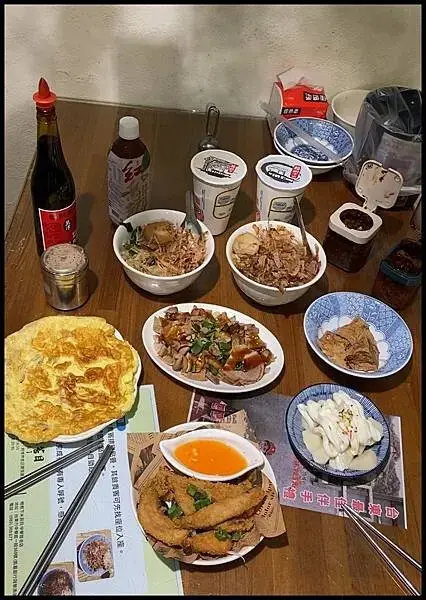 【台東必吃美食推薦】傳承六十年的好味道【榕樹下米苔目(中華路創始老店-別無分店)】簡單卻充滿溫度的在地美食,Q彈米苔目搭配韭菜豆芽肉燥  還有滿滿細緻的柴魚香氣在舌尖縈繞，帶來最純粹的美味  讓人找回