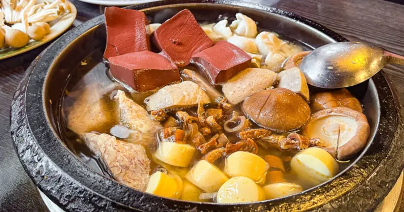 基隆看海美食7選！中正區超強石頭火鍋開店秒滿，逛潮境公園順吃。