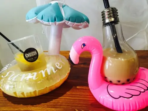 中壢✿8 code✿ 燈泡珍奶 蝶豆飲 漸層氣泡飲 泳圈杯墊 超好拍的飲料鬆餅專門店 ! !