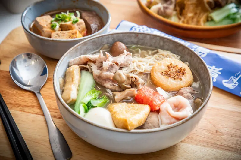 靠一碗湯征服上班族！配料澎湃、湯頭厲害爆紅湯煮料理，價位還很親民