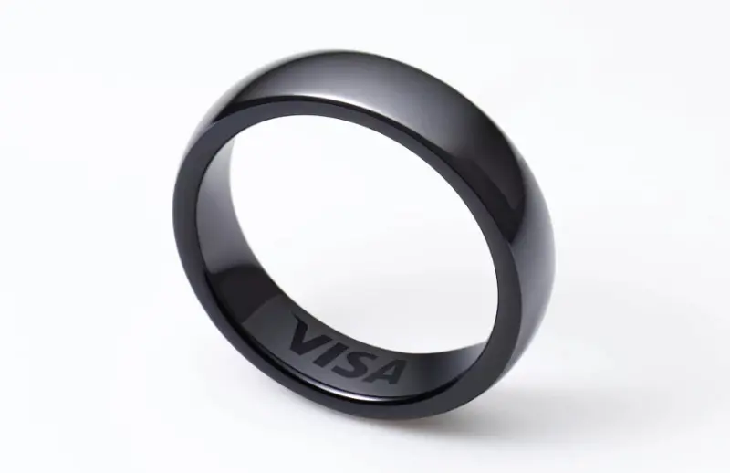 日本年輕人都在瘋的智慧戒指！首款VISA感應支付智慧戒指進駐大型電器行，手指輕觸就能搭電車。