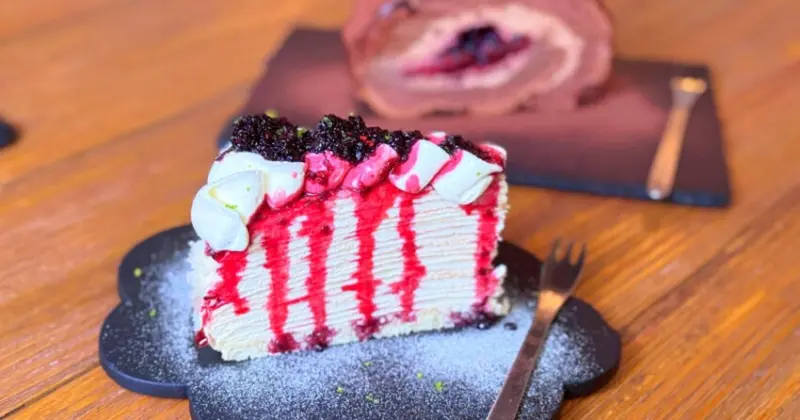 羅東美食秘境！宜蘭咖啡廳上樓看看推薦，手工千層蛋糕享受悠閒下午茶。