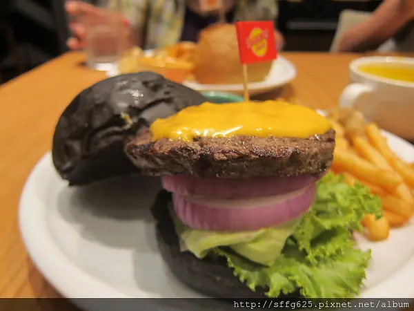 台南中西區=歡迎光臨DACOZ~個人認為CP值不錯高的大口吃漢堡兒=