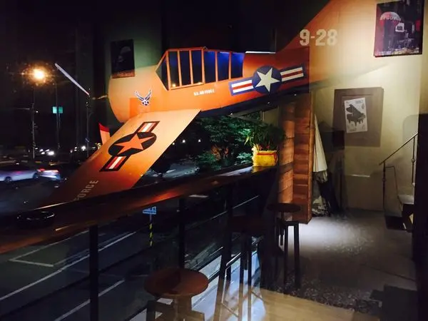 捷運關渡站✿關渡芝站飛行咖啡✿ 飛機衝出咖啡廳! 用心平價 又真材實料的餐點~