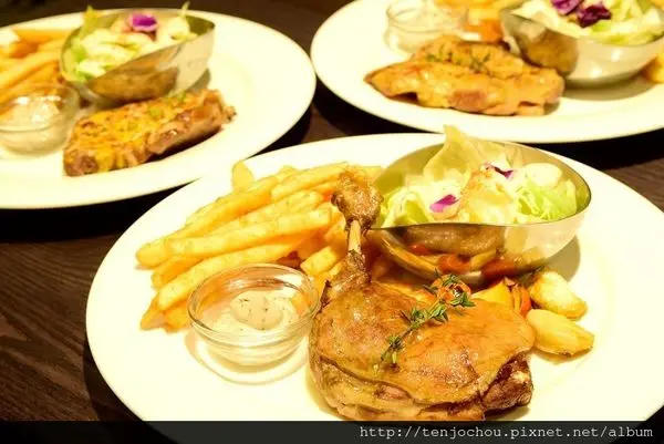 花花，甲飽沒【台北食記】瓦法奇朵美式西餐廳 主餐買一送二！300元就能同時享有飲料+排餐的組合