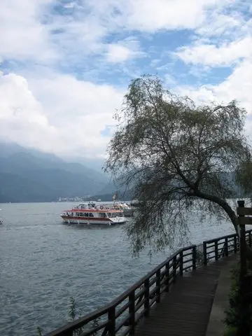 漫步享受日月潭之美