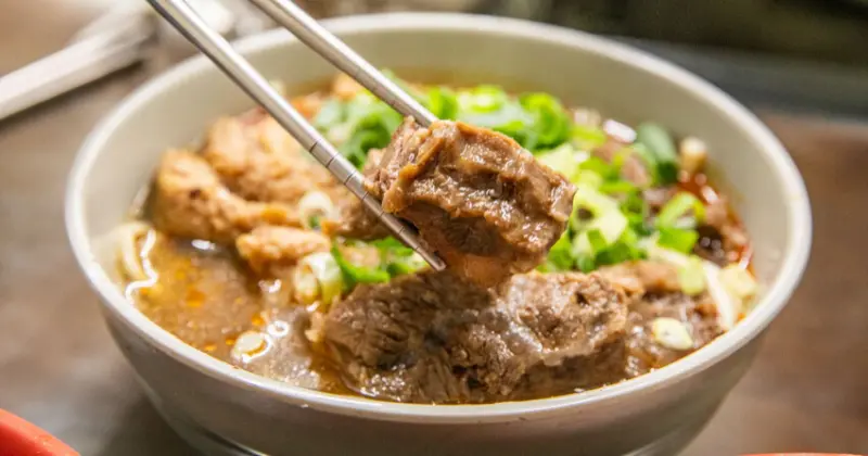 桃園中壢必吃牛肉麵！中壢人激推爆量牛雙寶麵，濃醇湯頭一次雙重滿足。