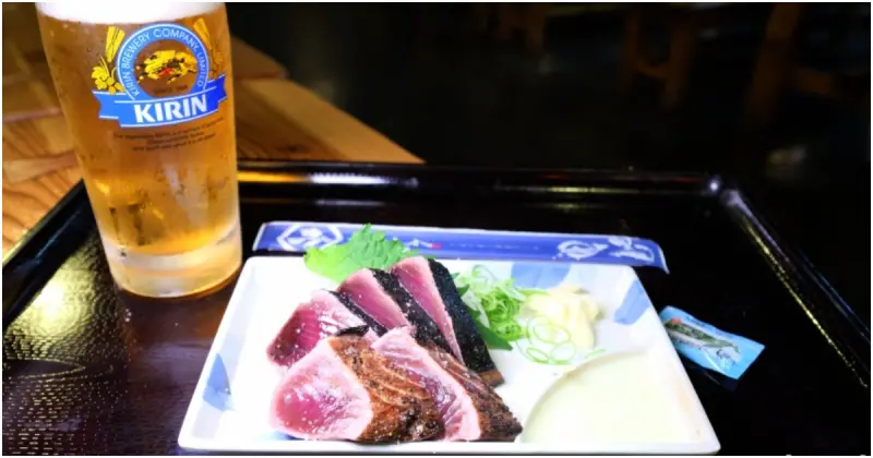 高知美食第一站！弘人市場 高知人的廚房，稻燒烤鰹魚必吃。