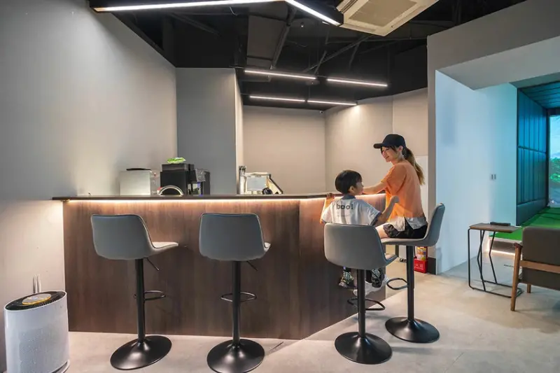 GOLF MONSTERS｜室內竟然也能打高爾夫！最新2025台北松山區景點推薦，聯誼、團建、商務聚會超時尚都會運動，不怕風吹雨淋的台北高爾夫球場推薦