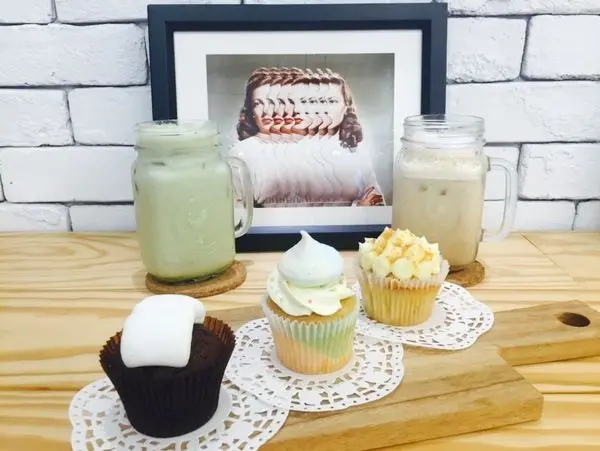 中壢✿ＳＩＥＧ cafe✿獨角獸style美食再一發 ! 七彩杯子蛋糕 好拍也好吃~