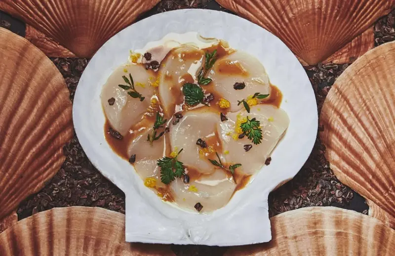 世界第一間法國頂級巧克力旗艦店在東京高輪開幕，推出鵝肝搭配巧克力的夢幻組合。