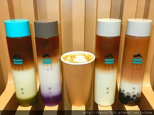 台南<誠沏>超級美麗又很吸睛的瓶子,誠沏也有美美好喝的漸層飲料囉~想來瓶粉紅初戀與幸福微薰,喝了都有好心情喔!