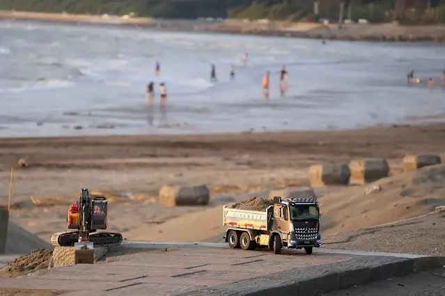 新屋濱海林蔭沙洲 (西濱公路) - 遙控挖土機 - 遙控砂石車