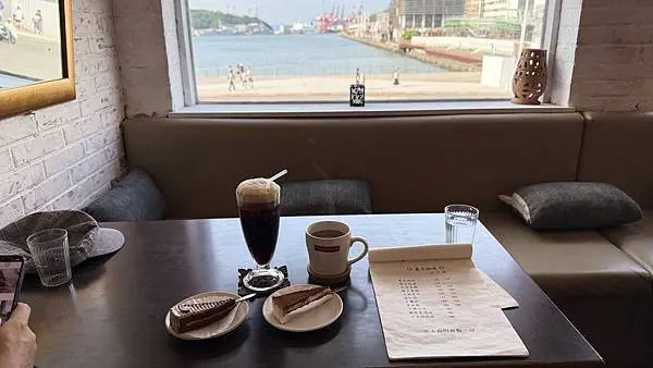 基隆隱藏版海景餐廳【磨豆人文咖啡】120元起點飲品送蛋糕/海洋廣場前海景第一排/基隆火車站旁/隱身在明德大樓二樓/基隆CP值高咖啡廳