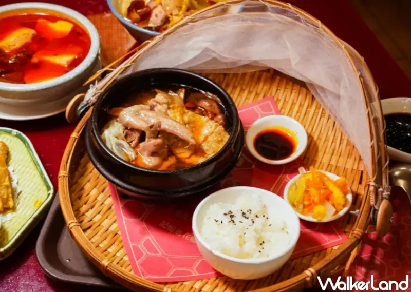 台中人氣茶館推薦！有春茶館復古風格吸睛，招牌麻油雞與青花椒牛麵必吃。