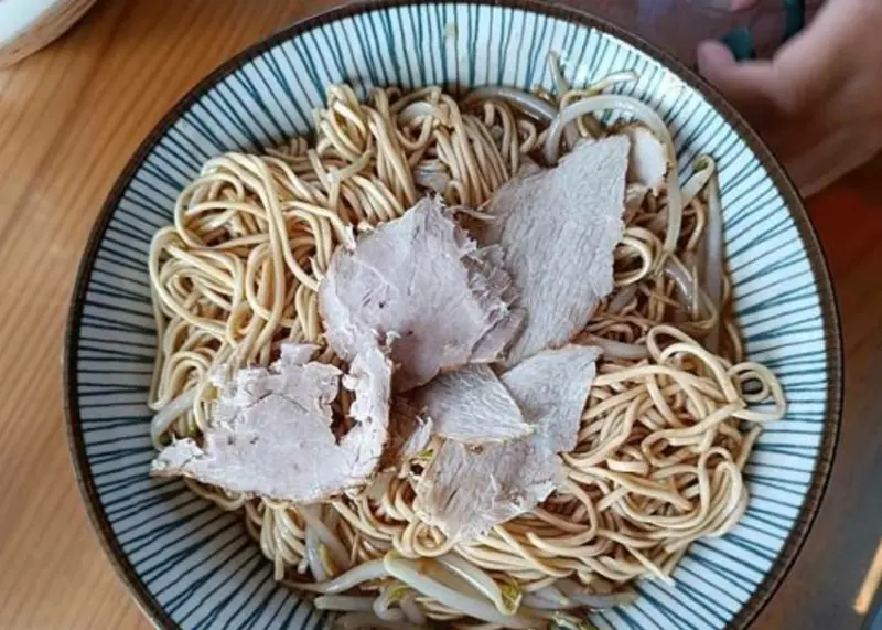 銅板價飽足餐！古早味大牌檔必吃汕頭乾麵 肉骨湯。