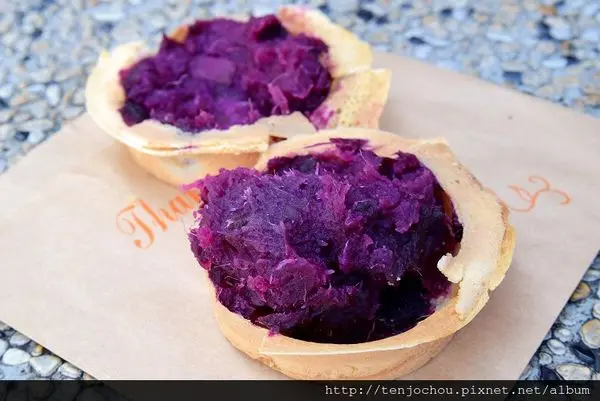 花花，甲飽沒【台北食記】永樂車輪餅 迪化街散步甜食！紫心地瓜口味好吃又特別！