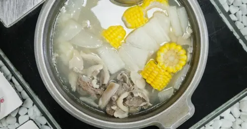 彰化溪州美食推薦！溪州呂羊肉爐必喝清甜蒜頭湯頭，軟嫩帶皮羊肉熱炒全吃。