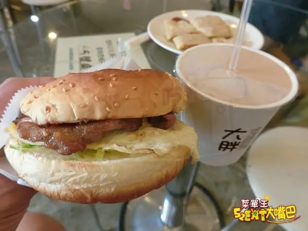 台中北屯美食早餐》大胖兩個荷包蛋菜單價位大公開！網友口耳相傳精緻不油膩的美味早餐～台中大坑東山路必吃美食小吃餐廳推薦。