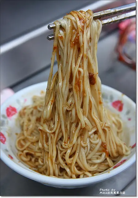 『宜蘭美食』在地巷弄路邊攤小吃-大麵章麻醬麵、沙茶麵