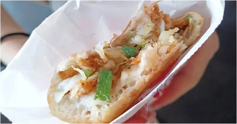 嘉義東區「廟口煎餅」文化路邊攤人潮不斷，獨特高麗菜內餡酥脆，半甜鹹口味驚豔味蕾！