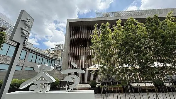 台中必吃頂級燒肉【茶六燒肉堂公益店】由專人燒烤享受桌邊服務體驗/茶六午間限定套餐998/可以一次品嚐八種肉品CP值超高/享用精緻海陸饗宴