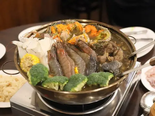 新竹薑母鴨加紅蟳超狂！老食品好口福店，雞鴨雙湯底與土雞胇奢侈享受。