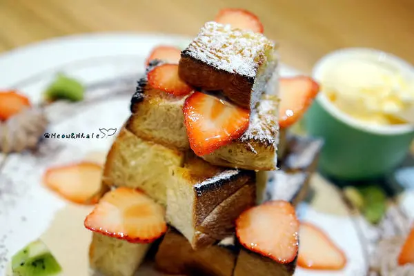 【台中．西區】早午餐.覺樂Parfait Cafe，冰淇淋丹麥金磚好夢幻、一口咬不下的漢堡讓你大快朵頤。