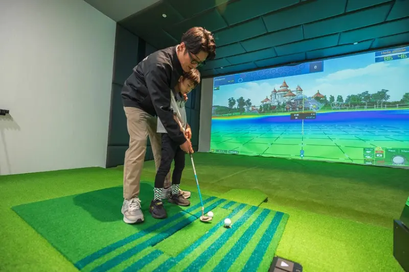 GOLF MONSTERS｜室內竟然也能打高爾夫！最新2025台北松山區景點推薦，聯誼、團建、商務聚會超時尚都會運動，不怕風吹雨淋的台北高爾夫球場推薦