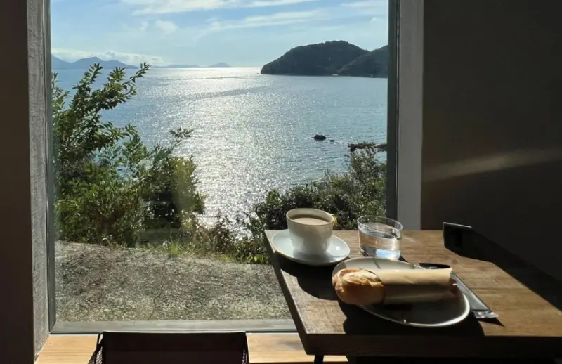 瀨戶內直島最棒的玩法，踩著單車，不用刻意規劃，卻恰到好處的海岸線與藝術風景。