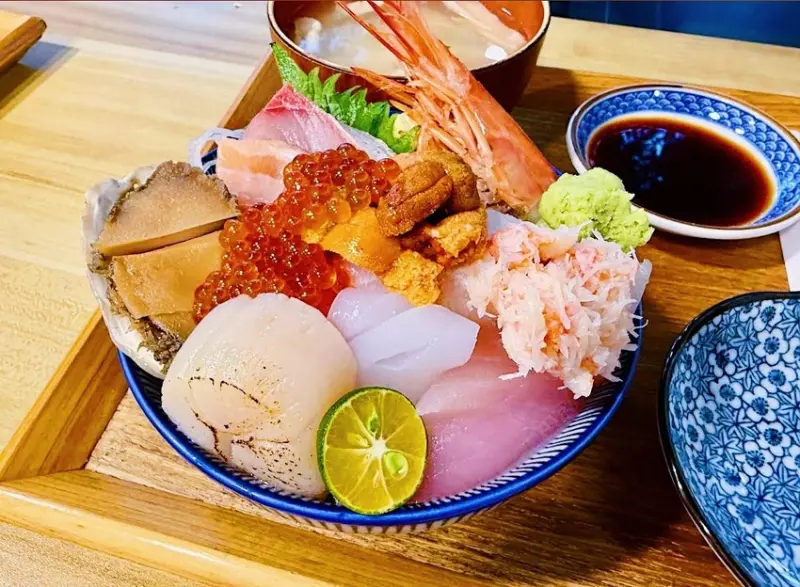 [台北日式]大安區信義安和站「神樂市場」超隱密又低調的無敵平價澎湃日料/超佛心丼飯選擇超多海鮮超新鮮/闆娘熱情親切東西好吃/附菜單