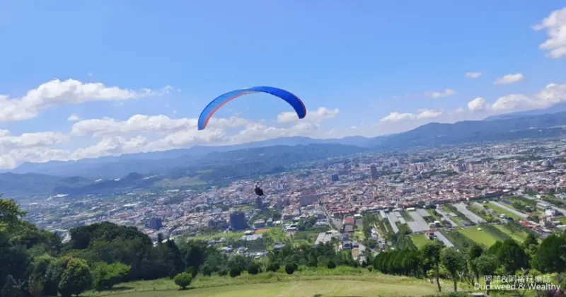 南投埔里景點推薦！虎嘯山嵐景觀餐廳玩飛行傘，親子情侶約會好去處。