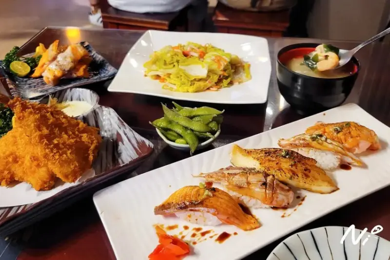 [嘉義太保]いちみ一見日本料理。炙燒綜合握壽司/櫻花蝦娃娃菜/鮮魚味噌湯/塔塔醬酥炸竹筴魚 #故宮南院 #彩虹夜市