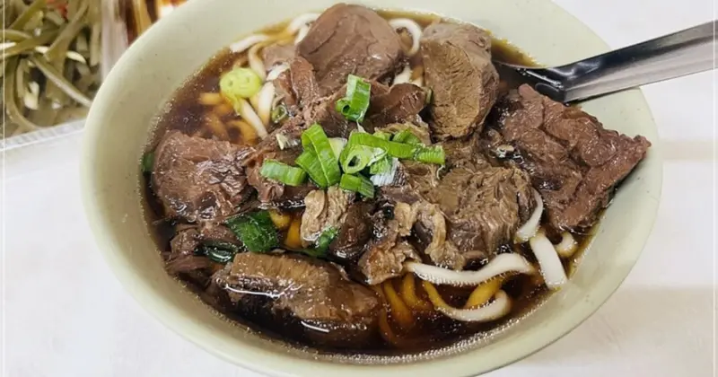 台北24小時牛肉麵！西門町小吳牛肉麵110元開吃，深夜美食首選。
