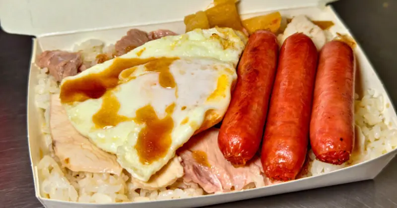 台中火雞肉飯必吃！頂吉古早味火雞肉飯尬半熟蛋，讓人一吃就上癮。