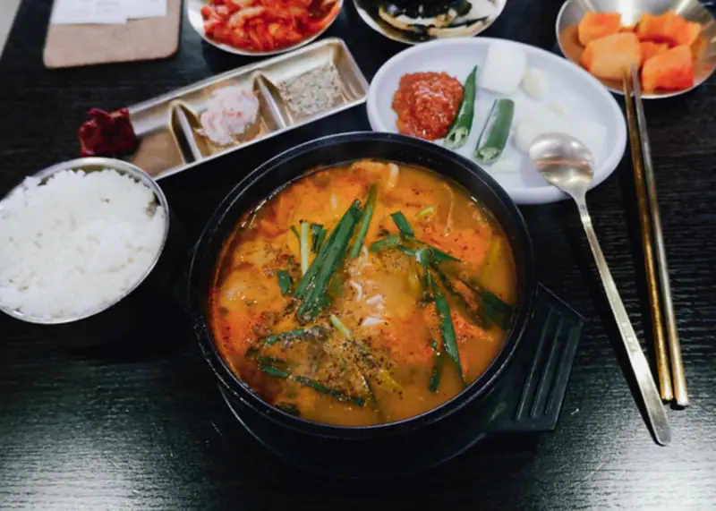韓式湯飯控衝！台中延南家超人氣豬肉湯飯，小菜吃到飽，晚餐宵夜首選。