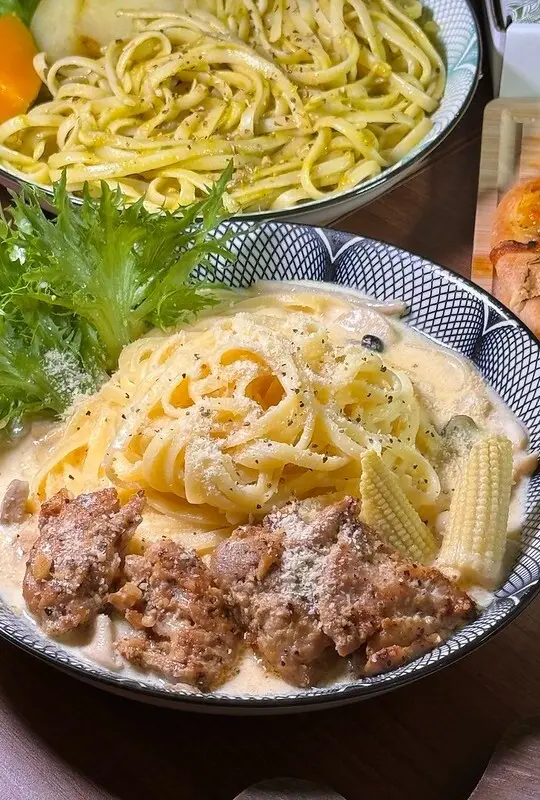 高雄三民區雪梨咖啡新選擇！酪梨拿鐵、方型批薩超特別，科大學生超愛口袋薄餅。