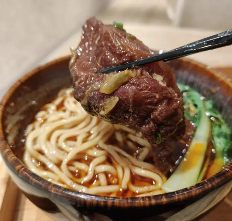 竹東美食吃不停｜友艾食堂的香香麻辣牛肉麵，大塊牛腱肉軟嫩到心