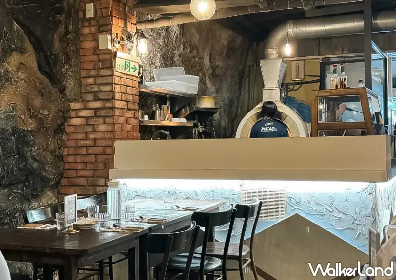 基隆正濱漁港美食推薦！河豚很多 在防空洞裡面吃飯，義大利麵、窯烤披薩都有。