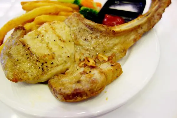 馴鹿先生與女士+20公分戰斧豬排！150元！！新竹+東區+清華大學+宵夜街+北歐餐廳+平價美食+下午茶+甜點+150元餐點 2訪