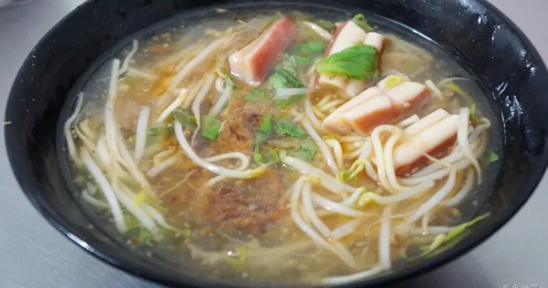 宜蘭三星在地隱藏美食！大洲肉羹清晨5點開賣，赤肉羹配滷肉飯銅板價開吃。