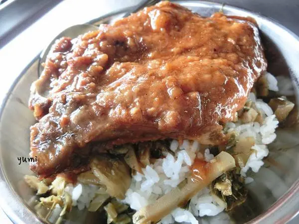 【台中食記-西區】在地人必吃!只賣中午的人氣排骨飯便當@阿彰飯担              