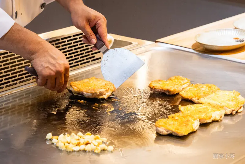 桃園大園青埔美食推薦-海童鐵板料亭，嚴選的食材遇上身懷絕技的主廚，一道道美味的鐵板料理讓人心滿意足。 @圍事小哥的幸福相框